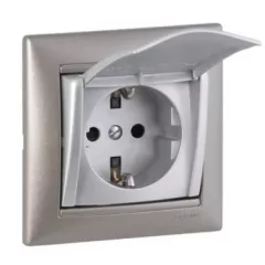   Legrand Valena 770122 földelt csatlakozóaljzat (dugalj) csapófedéllel 2P+F aluminium burkolattal keret nélkül, süllyesztett, 16A 250V (Legrand 770122)