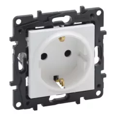   Legrand Niloé Step 863120 2P+F csatlakozóaljzat (rugós /, biztonsági zsaluval, fehér (Legrand 863120 / 863120B)